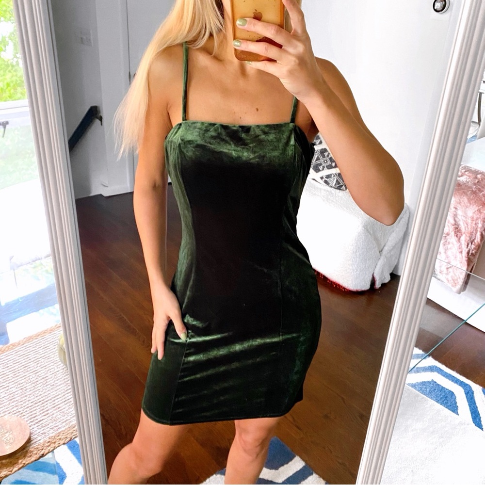 🎄 FOREVER 21 CHRISTMAS GREEN VELVET MINI DRESS!
